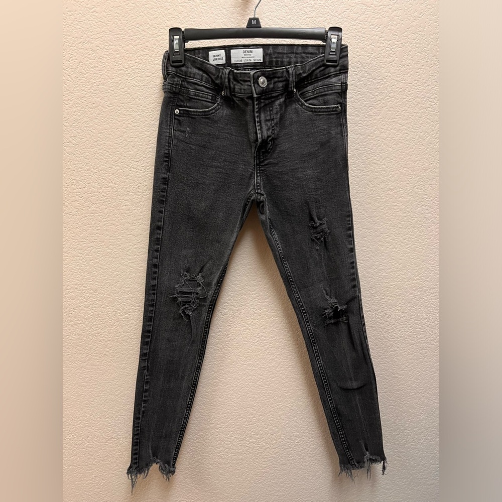 Skinny Low rise busted Knee, Dark Wash size 04 Jeans Streetwear perfect w Boots